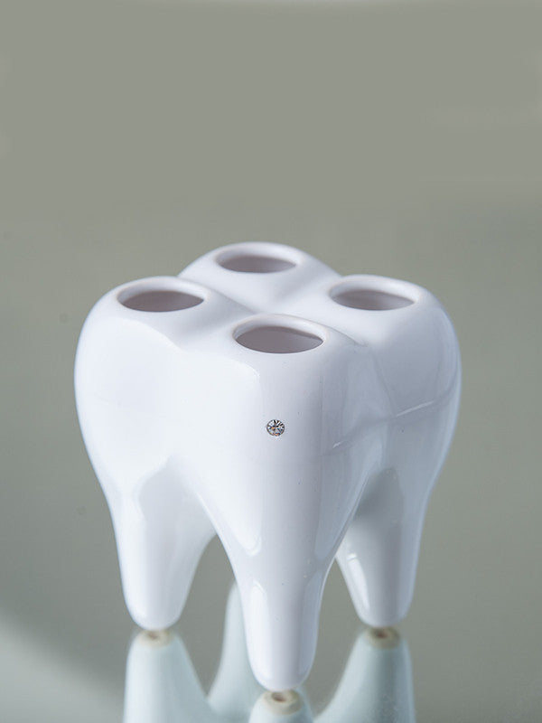 Keramikinis dantų stovas šepetėliams. Baltas su swarovski kristalu.