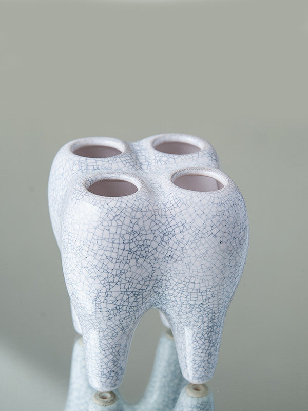 Keramikinis dantų stovas šepetėliams. Krakle glazūra.